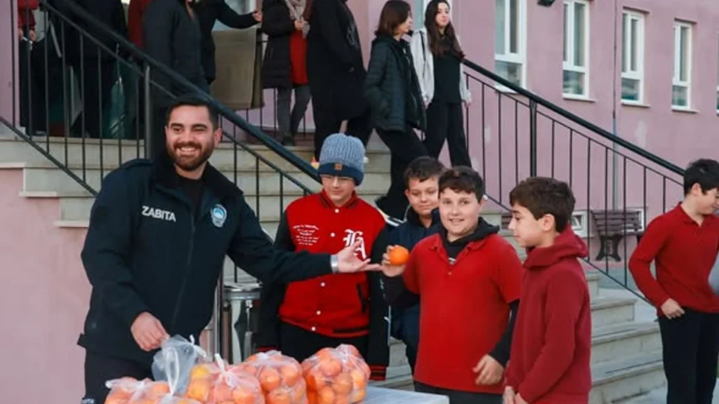 Marmara Adalar’da Okullarda Ücretsiz Mandalina Dağıtımı Başladı