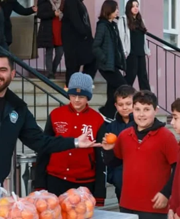 Marmara Adalar’da Okullarda Ücretsiz Mandalina Dağıtımı Başladı