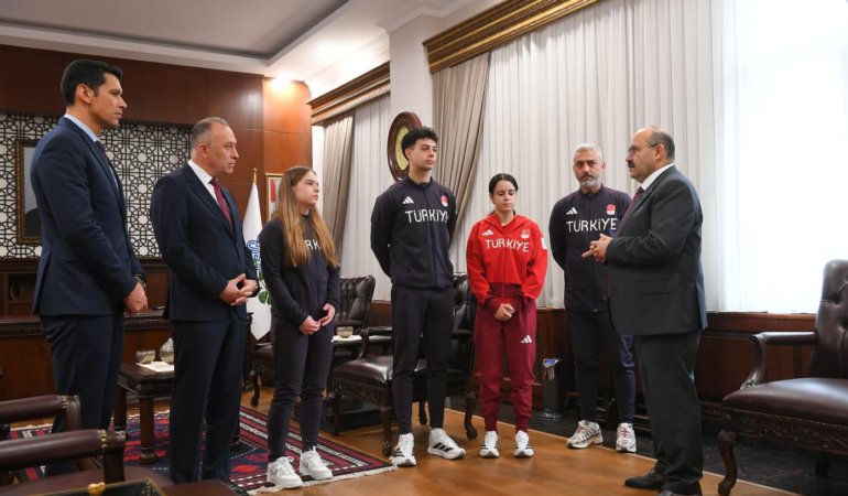 Riyad 2025’te Balıkesir’i Gururlandıran Sporculara Vali Ustaoğlu’ndan Tebrik