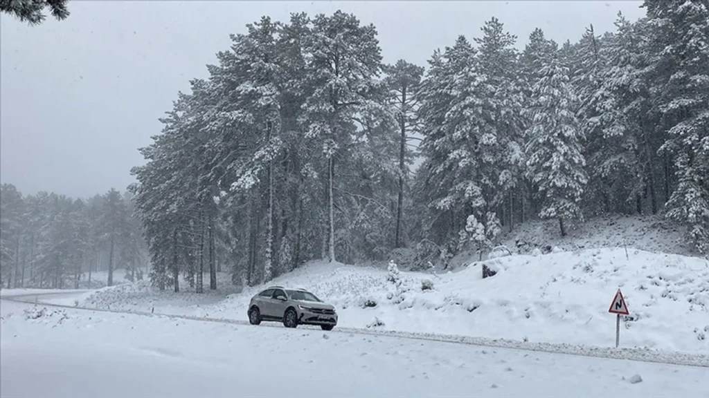 Balıkesir’de Mevsimin İlk Karı Düştü! Kazdağları Beyaza Büründü!