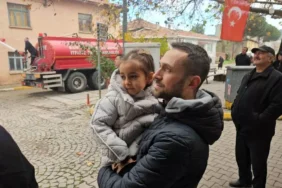 sindirgi_da_evlerinin_yikilisini_huzunlu_gozl_19355572_amp