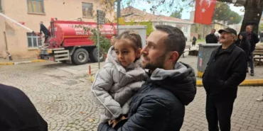 sindirgi_da_evlerinin_yikilisini_huzunlu_gozl_19355572_amp