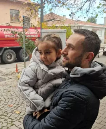 sindirgi_da_evlerinin_yikilisini_huzunlu_gozl_19355572_amp