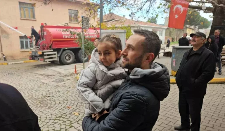 sindirgi_da_evlerinin_yikilisini_huzunlu_gozl_19355572_amp