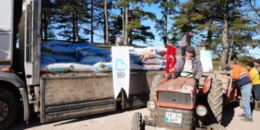 Sındırgılı depremzede çiftçilere hayvan yemi desteği