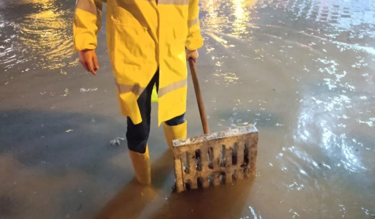 EDREMİT BELEDİYESİ YAĞIŞLARA KARŞI GÖREVDE (5)