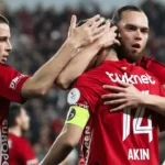 akin-akman-sahneye-cikti