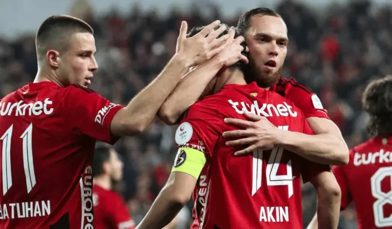 akin-akman-sahneye-cikti