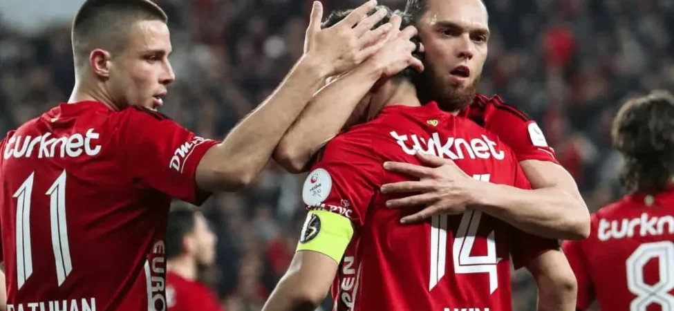 akin-akman-sahneye-cikti